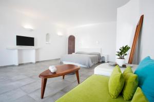 Superior Suite with Outdoor Hot tub and Caldera View