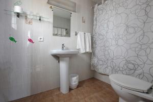 Double or Twin Room with Balcony room in Hostal L'Alba