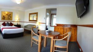 Three Explorers Motel