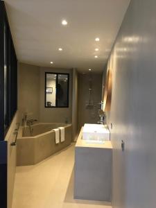 Hotels Hotel de la Plage - Saint Jean de Luz : photos des chambres