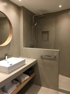 Hotels Hotel de la Plage - Saint Jean de Luz : photos des chambres