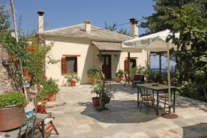 Three-Bedroom House room in Guesthouse Kleopatra's