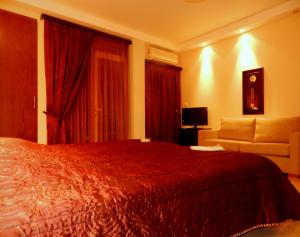 Deluxe Triple Room room in Plaza Hotel