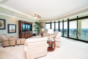 Four-Bedroom Apartment room in Phoenix West 1001