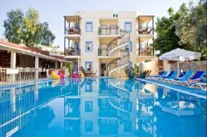 Merve Apartments, your home from home in central BODRUM, street cats frequent the property, not all apartments have balconies , ground floor have terrace with table and chairs - Torba