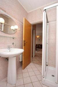 One-Bedroom Apartment with Terrace room in Apartments by the sea Mali Losinj (Losinj) - 7974