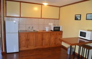 Log Cabin & Settlers Village