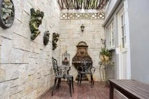 Versailles Self-Catering - Newtown