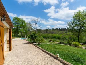 Maisons de vacances Quaint Holiday Home in Blanquefort sur Briolance with Pool : photos des chambres