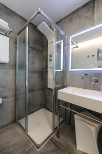 Standard Double or Twin Room with Balcony and Partial Sea View and Beach Access room in Hotel Lampara