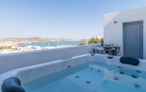 Uncle's Luxury Jacuzzi Milos Greece