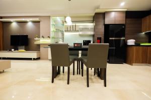 Modern Elegant Design 2BR LAvenue Apartment By Travelio