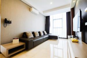 Modern Elegant Design 2BR LAvenue Apartment By Travelio