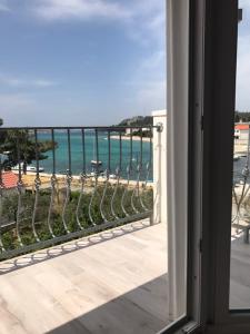 Relaxing whole top floor apartment by the sea