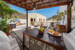 Villa Eleni with Hot Tub and Acropolis View
