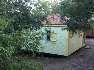 Campings Camping Chalets Les Chenes Verts : photos des chambres