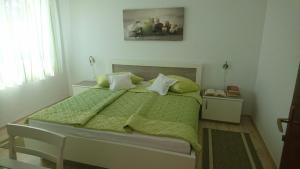Three-Bedroom Apartment with Terrace and Sea View room in Apartments and rooms with parking space Brela Makarska - 2717