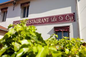 Hotels Logis Le Saint Cyr : photos des chambres