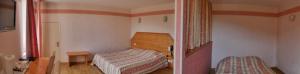 Hotels Logis Le Saint Cyr : Chambre Quadruple