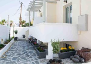 Sail Inn Studios & Apartments Santorini Greece