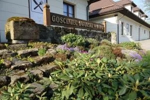 Gościniec Dworski w Ropie - Pokoje gościnne - Stróże