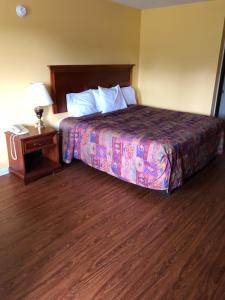 King Room - Non-Smoking room in Americas Best Value Inn Jonesville