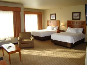 Deluxe Queen Suite with Two Queen Beds room in StoneCreek Lodge