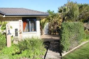 The Red Hen And Dog - Wainui