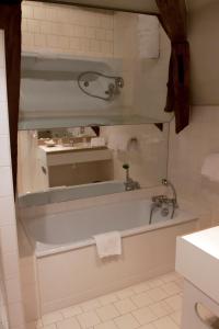 Hotels Blanche de Castille : Chambre Double