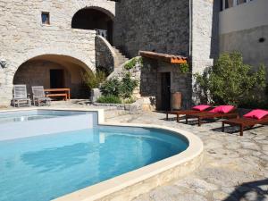 Maisons de vacances Vintage Holiday Home in Lanas with Swimming Pool : photos des chambres