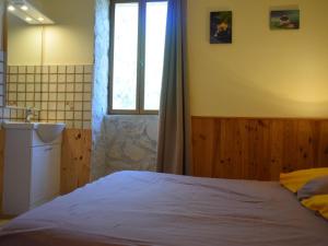 Maisons de vacances Vintage Holiday Home in Lanas with Swimming Pool : photos des chambres