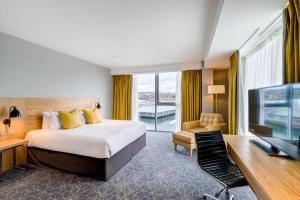 Quay View Superior Room room in Apex City Quay Hotel & Spa