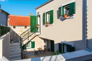 Zlatin Dvor - apartments for 3, terrace, Trogir center, beach at 5-min, BIKE friendly