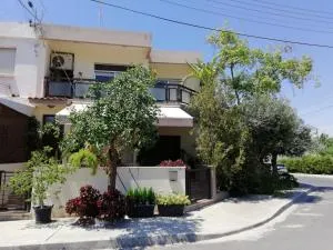 Family Nest In The Heart Of Limassol - Mesayitonya
