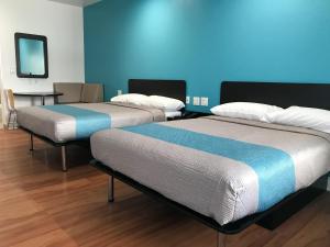 Deluxe Queen Room with Two Queen Beds - Non-Smoking room in Motel 6-Houston TX - North