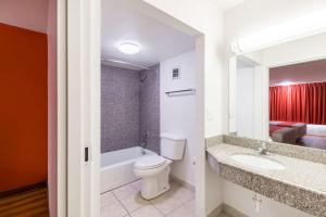 Queen Room - Non-Smoking room in Motel 6-Oklahoma City OK - Bricktown