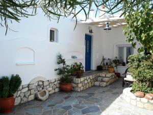 Floras Rooms Milos Greece