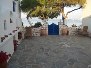 Floras Rooms Milos Greece