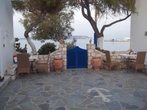 Floras Rooms Milos Greece