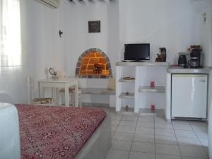 Floras Rooms Milos Greece