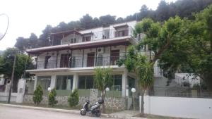 5 PLATANIA Skopelos Greece