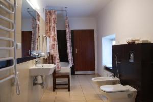 Deluxe Family Room room in Castle Inn