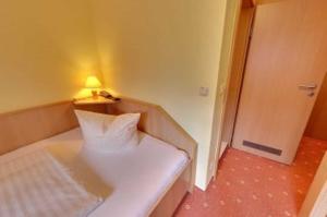 Single Room with Bathroom room in Forsthaus Langenberg