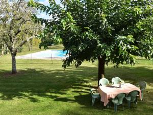 Maisons de vacances Vintage Holiday Home in Besse with Swimming Pool : photos des chambres