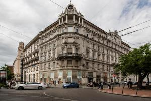 W2 Synagogue Apartment