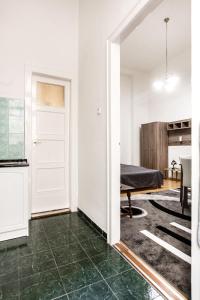 W2 Synagogue Apartment