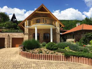 Ferienhaus Brick Residence Chlʼaba Slowakei