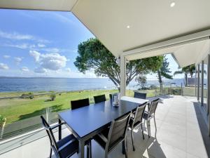 Stunning Waters Penthouse, 46 Sandy Point Road