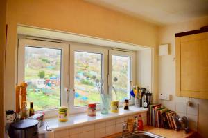 Lovely 2 Bedroom Apartment with Balcony and Sea views