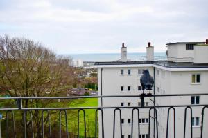 Lovely 2 Bedroom Apartment with Balcony and Sea views